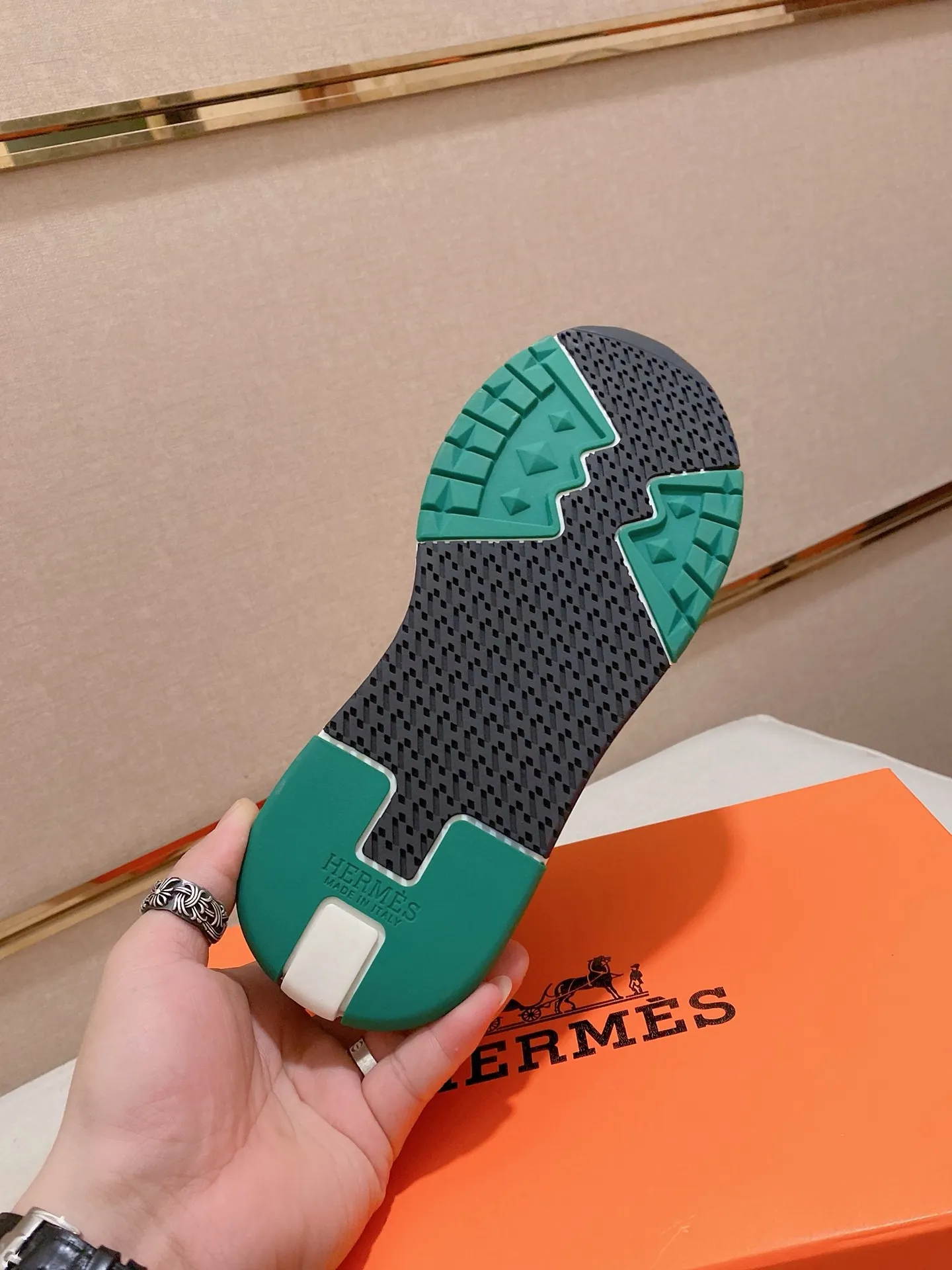 Ex-factory price: 500💰《HERMES》【Classic original single version】Hermès; top 🔝purchasing agent🔍🔍men's latest 🇺🇸sold simultaneously, original imported from Italy ▲▲first-layer cowhide ▲▲ (high-end, nobility and class) ) Exquisite workmanship (Italian 🇮🇹 imported water-dyed 🐂 cowhide lining) sole: original sole provided by the original factory, ⚠️exclusive double-layer activity·TPR·rubber·combined molded outsole; super comfortable·wear-resistant·non-slip·environmental protection The real thing is more beautiful when photographed in kind (high quality, following orders), you can come in and out at will * Number of yards: 38·39·40·41·42·43·44# (can be customized 45.)